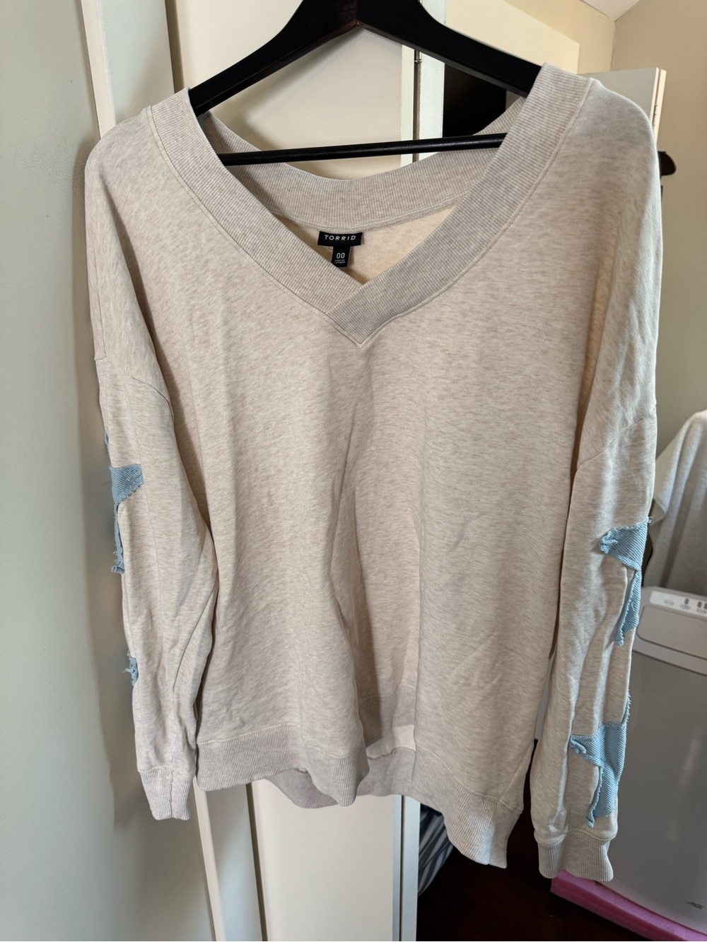 TORRID EUC size 00/ Cream V-Neck Sweater with Blue Sleeve Cutouts of stars.